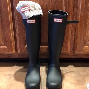 Tall matte black hunter rain boots! Size 7!